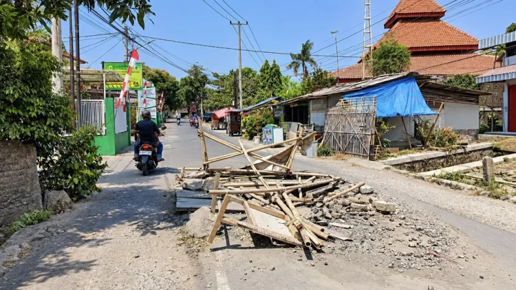 Jalan Ambles Depan Puskesmas Watubelah Tak Tertangani: Bupati Baru Tahu