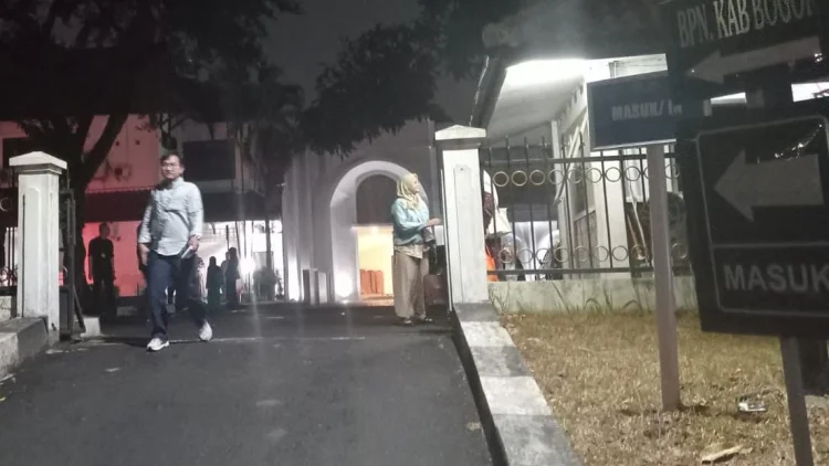 KPK Geledah Kantor ATR/BPN Kabupaten Bogor,  Penyidik Keluar Bawa Sejumlah Dokumen