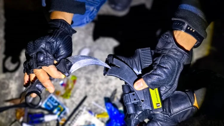 Dua Pria Ditangkap Saat Diduga Cari Narkoba Tempelan di Pekarangan Warga Antapani
