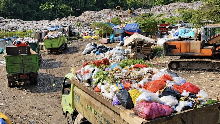 Sampah Kabupaten Cirebon Capai 1.260 Ton per Hari, Armada Pengangkut Masih Terbatas
