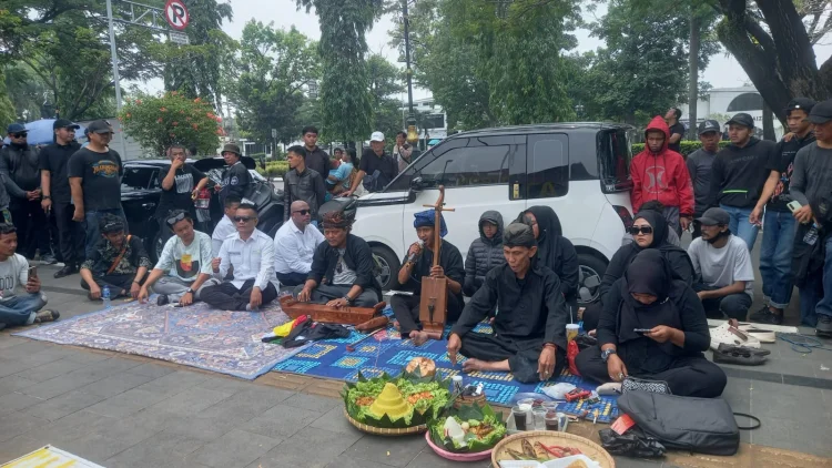 Ratusan Warga Gelar Ruwatan di Kantor ATR/BPN Bogor, Soroti Mafia Tanah