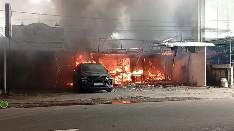 Kebakaran Empat Warung, Rumah dan Mobil di Bogor Diduga Akibat Korsleting
