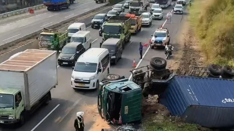 Diduga Sopir Mengantuk,Truk Kontainer Terbalik di Tol Padaleunyi