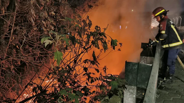 Lahan Meranggas Api Mengganas
