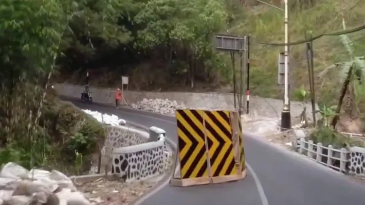 Jembatan Belum Diperbaiki, Jalan Kolmas Masih Dibuka