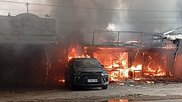 Dari Asap di Plafon, Api Melalap Deretan Bangunan