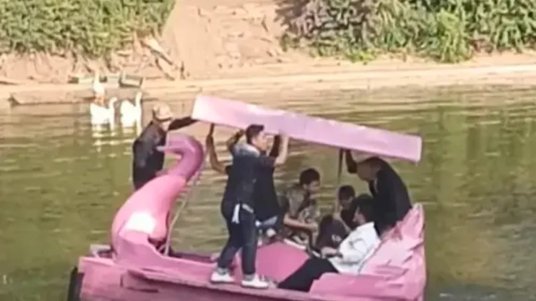 Perahu Bebek Danau UMM Terbalik, Reaksi Lucu Warganet Jadi Sorotan
