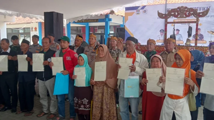 Desa Mekarwangi Terima 300 Sertipikat PTSL Lagi, Total 700 Sudah Diserahkan