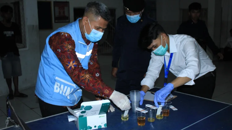 Razia Lapas Subang, Petugas Temukan Dua Senjata Tajam Buatan