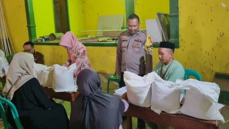 Polisi Kawal Pendistribusian Beras Bantuan ke 442 Desa di Garut