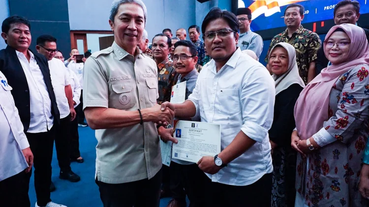 Kukuhkan 57 Paralegal Posbakum, Dedie Ingatkan Amanah dan Integritas 