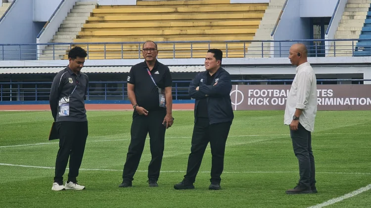 Erick Thohir Tinjau Langsung Kesiapan Lapangan FIFA ASEAN Cup 2026 di Bandung