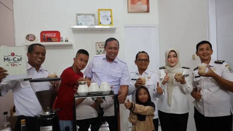 Senyum Berseri Disabilitas dari Balik Meja Kopi