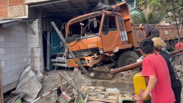 Truk Pengangkut Material Cor Tabrak Gapura hingga Warung di Tasikmalaya