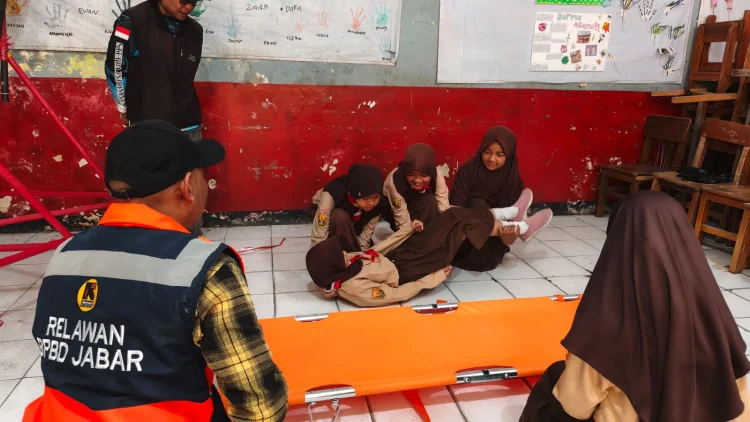 Siswa SDN 1 Jayagiri Dilatih Hadapi Gempa, Belajar Berlindung di Bawah Meja