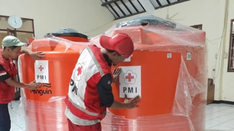 PMI Cianjur Distribusikan 4 Toren Air untuk Warga Terdampak Kemarau