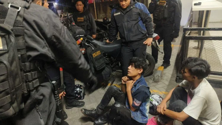 Acungkan Samurai ke Polisi, Dua Pelajar SMA di Bandung Ditangkap