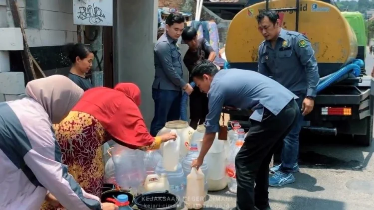 Kemarau Panjang, Kejari Cimahi dan PDAM Tirta Raharja Salurkan Air Bersih ke Kamarung