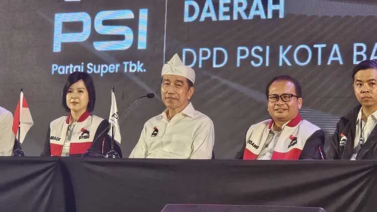 Dukung Rakorda Bandung, Jokowi Pamer Kartu Keanggotaan PSI