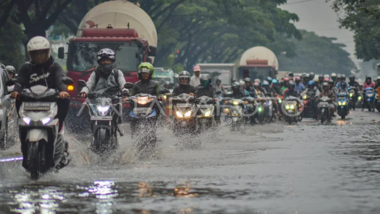 Banjir Datang di Tengah Kemarau Panjang
