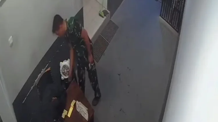 Pria Berbaju Loreng Diduga Curi HP Penjaga Toilet SPBU di Barru