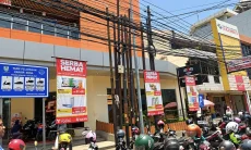 Puluhan Kabel Bergelantungan di Pusat Kota Cirebon, Satu Titik Dipenuhi Tujuh Tiang