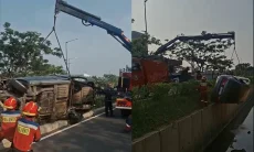 Mobil Terperosok ke Saluran Air di Summarecon Bandung, Damkar Turun Tangan
