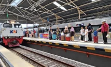Turis Asing Naik Kereta di Cirebon Tembus 36 Ribu