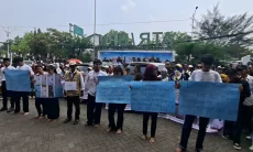 Geruduk BPN, Warga Proponcol Tuntut Sertifikat PTSL