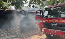 Niat Membakar Sarang Tawon, Eh... Satu Rumah di Karawang Hangus Terbakar