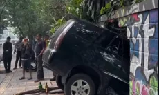 Pengemudi Diduga Mabuk, Sebuah Mobil Terperosok dan Tabrak Tembok di Tamansari