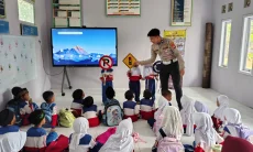 Polisi Sahabat Anak di Tasikmalaya, Anak Tertib Pakai Helm Dapat Hadiah Alat Tulis