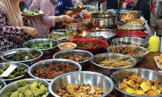 Pelaku Usaha Nasi Jamblang Cirebon Keluhkan Pasokan Daun Jati