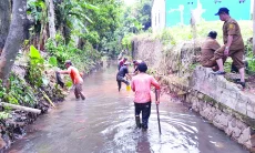 Sampah dan Sedimentasi Hambat Aliran Saluran Parakan Jati