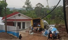 Diduga Rem Blong, Truk Hantam Dapur MBG di Cianjur hingga Tiga Pegawai Terluka