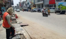 Perbaikan Jalan Paving Blok di Karawang Dikeluhkan, Debu Ganggu Aktivitas Warga