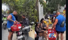 Viral Bule Bertubuh Kekar Bagikan Minuman Gratis untuk Warga yang Antre BBM di Bali