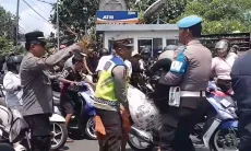 Viral Wanita Pingsan Diduga Kelelahan Saat Antre BBM di Bali