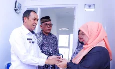 Ngatiyana Serahkan Rumah Pengganti untuk Warga Terdampak Pergerakan Tanah di Cimahi