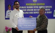 Pemkab Bandung Barat Serahkan Bantuan Relokasi Mandiri Senilai Rp60 Juta untuk 32 KK