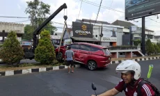 Xpander Merah Tersangkut di Median Jalan HZ Mustofa Tasikmalaya