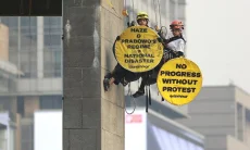 8 Aktivis Greenpeace Ditangkap Polisi Usai Aksi di Bundaran HI