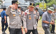 Pantau Demo di Simpang Lima Bandung, Polda Jabar Bagi-bagi Minum ke Massa