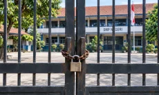 Gerbang Sekolah Dikunci: Akses Terbatas  Belajar Berkualitas