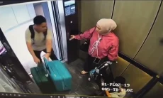 Netizen Bongkar Identitas Pasangan Orang Tua yang Penganiaya Anak di Lift Malaysia