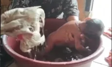 Video Bayi Dimandikan dengan Ayam Viral di Medsos hingga Tuai Kecaman Warganet