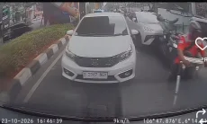 Terekam Dashcam, Ini Detik-Detik Ojol Tertabrak Mobil Listrik di Jakarta