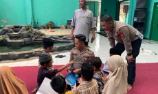 Satlantas Polres Cimahi Bagikan 400 Perlengkapan Belajar untuk Anak Yatim dan Dhuafa