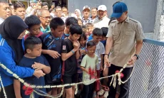Dedie bersama Anak-anak Buka Jembatan Pulo Geulis untuk perkuat Aksesibilitas Warga