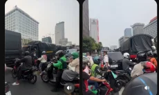 Demo Hari Ini, Barikade Kendaraan Aparat Picu Kemacetan di Bundaran HI